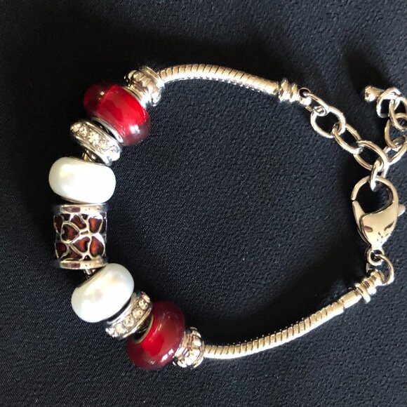 Gorgeous Bella Perlina Burgandy Red Charm Bracelet. One Size. - Picture 9 of 12